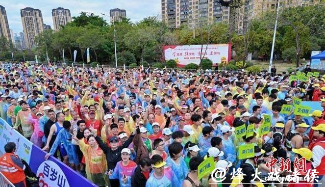 2025莆田马拉松举行 万余名跑者聚“妈祖故里”共绘城市奔跑画卷